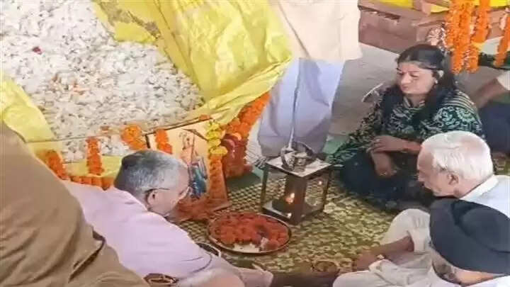 खरगोनः बड़वाह कपास मंडी के मुहूर्त में भोरई के कड़वाजी को 7150 रुपये का कपास भाव