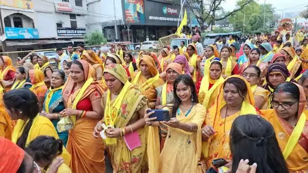 छतरपुर: मॉ कर्मा देवी की जयंती पर निकली भव्य शोभयात्रा,  मंदिर में हुए सांस्कृतिक कार्यक्रम