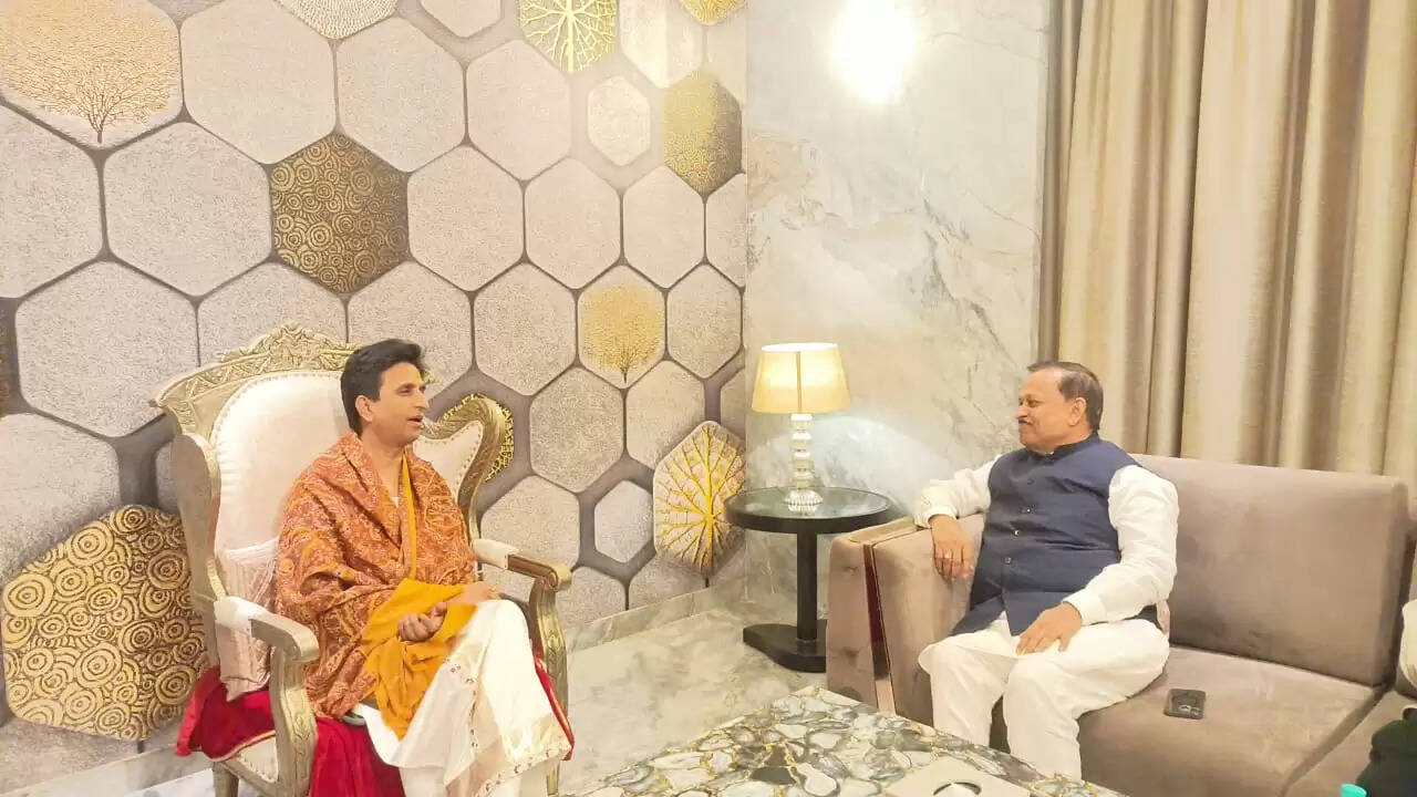 विधानसभा अध्यक्ष सतीश महाना, सांसद रमेश अवस्थी के आवास पहुंचे कवि कुमार विश्वास