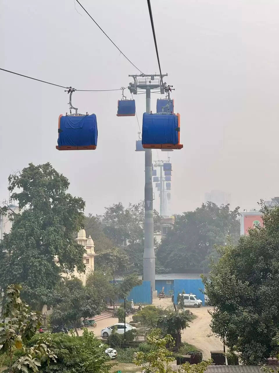 वाराणसी में निर्माणाधीन रोपवे परियोजना की प्रगति का हाल कमिश्नर ने जाना