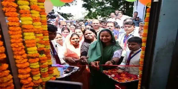 मुख्यमंत्री तीर्थ दर्शन योजना : मंत्री राजवाड़े ने हरी झंडी दिखाकर किया विशेष ट्रेन को रवाना