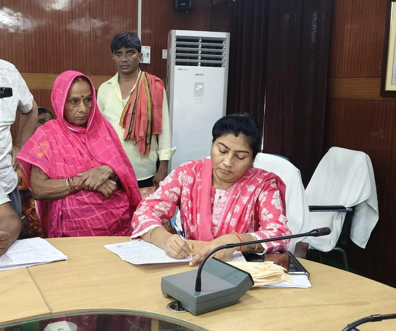 जनता दरबार में सुनी गईं आमलाेगाें की समस्याएं, कई मामलों का ऑन-द-स्पॉट समाधान