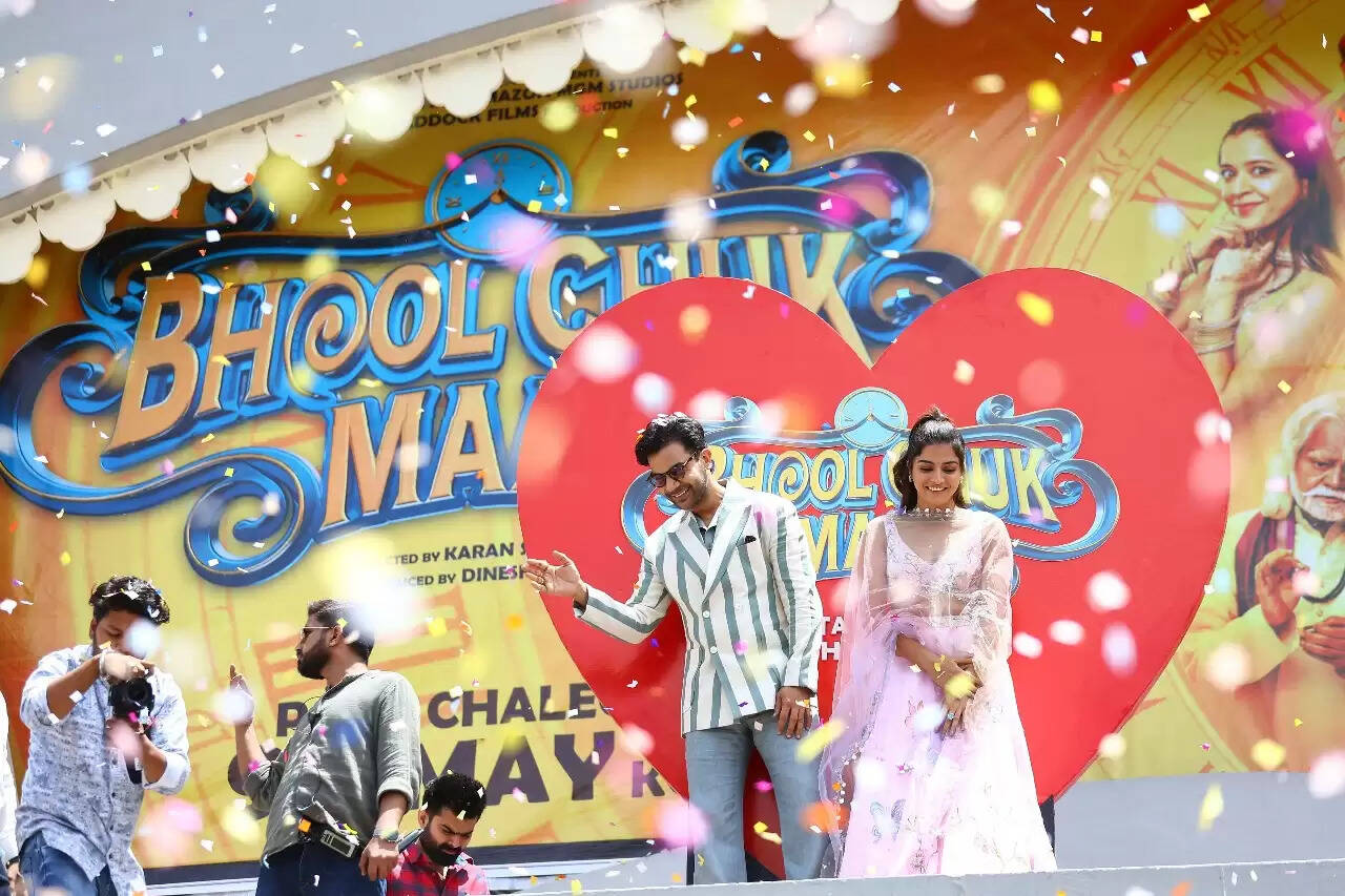 भूल चूक माफ फिल्म के प्रमोशन के लिए राजकुमार राव और वामिका गब्बी पहुंचे जयपुर