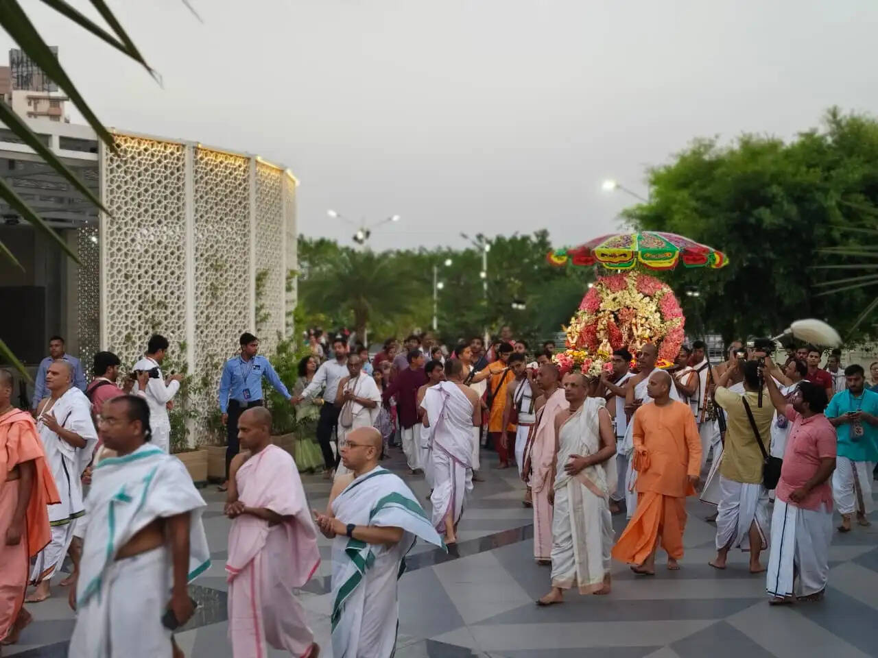 श्रीश्री राधा वृन्दावन चंद्र का 20वां प्राकट्योत्सव हर्ष उल्लास के साथ मनाया गया, दूर-दूर से आए श्रद्धालु