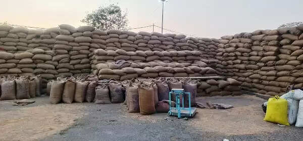 खिरकिया मंडी में अव्यवस्था: व्यापारियों पर मेहरबान मंडी प्रशासन, किसान जाम से परेशान