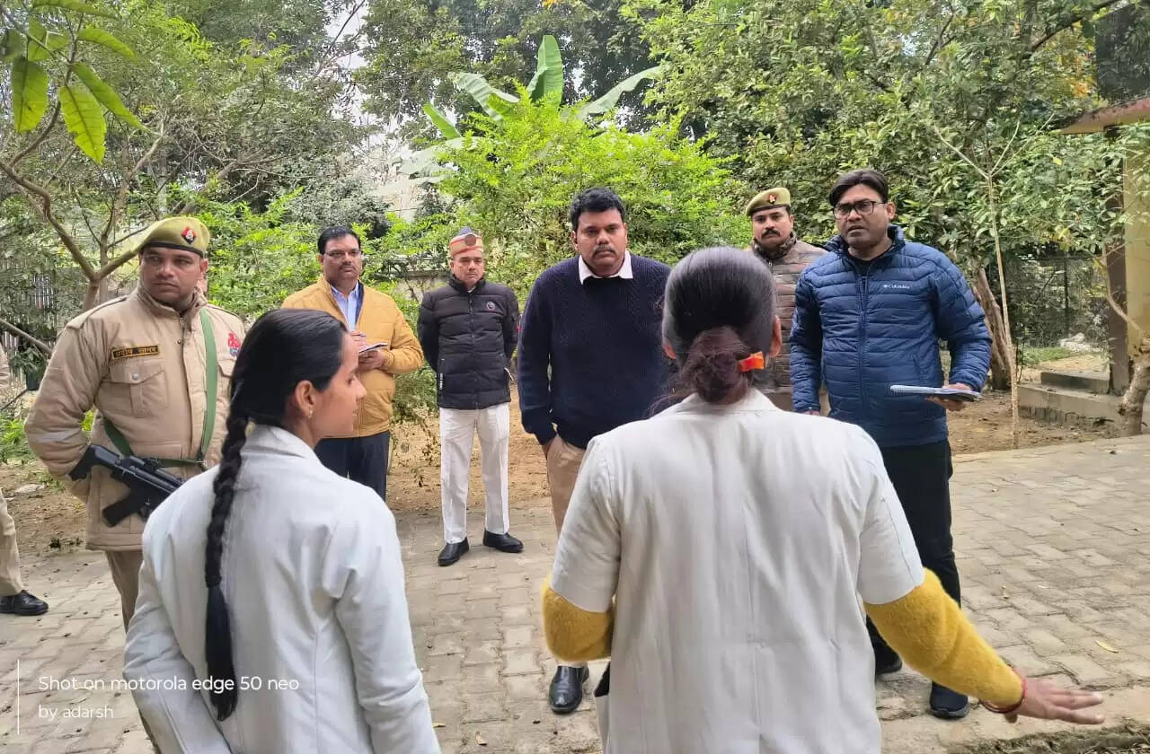 लापरवाह स्वास्थ्यकर्मियों पर डीएम के तेवर सख्त, वेतन रोकने का आदेश