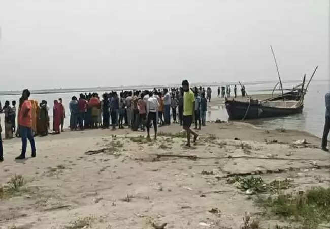 बिहार : गंगा में नहाने के दौरान एक ही परिवार के पांच लोग डूबे, तीन की मौत, दो को बचाया गया