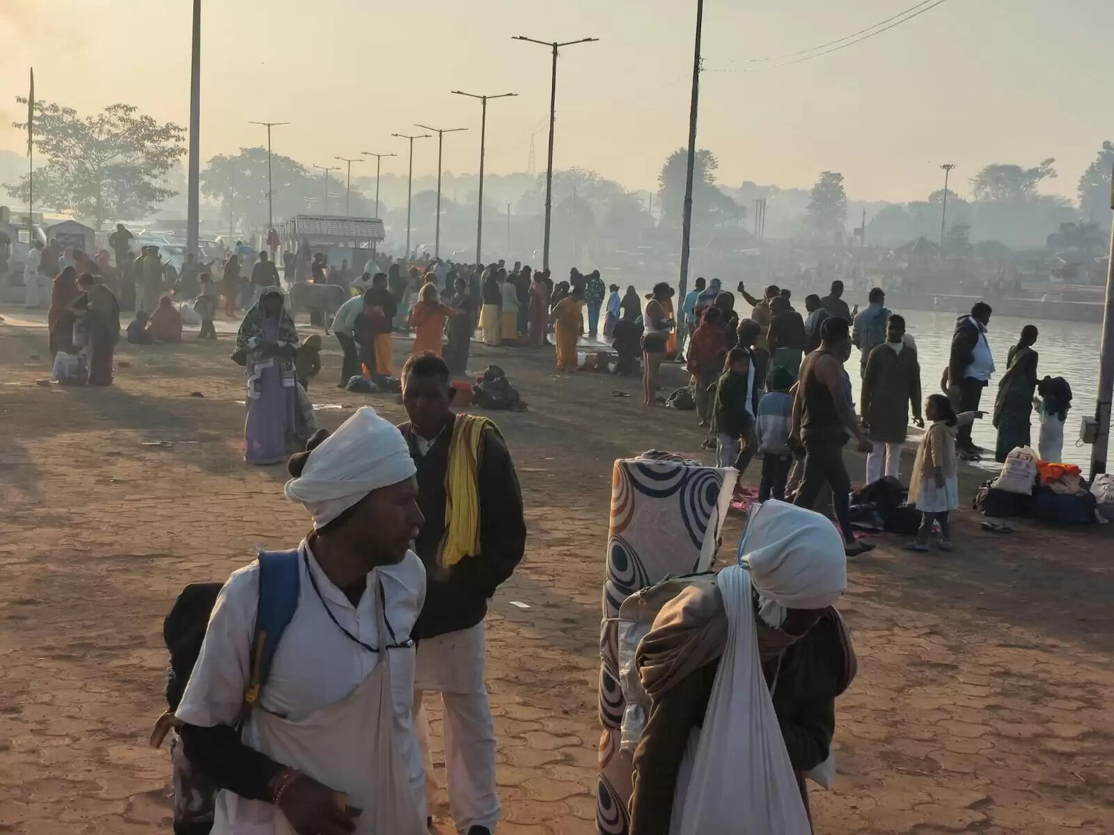 अनूपपुर: नववर्ष में अमरकंटक में श्रद्धालुओं ने लगाई आस्था की डुबकी, मां नर्मदा का किया दर्शन