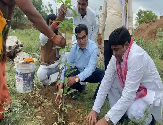 सपा महासचिव प्रो. रामगोपाल ने पीडीए वृक्ष लगाकर पर्यावरण संरक्षण का संदेश दिया