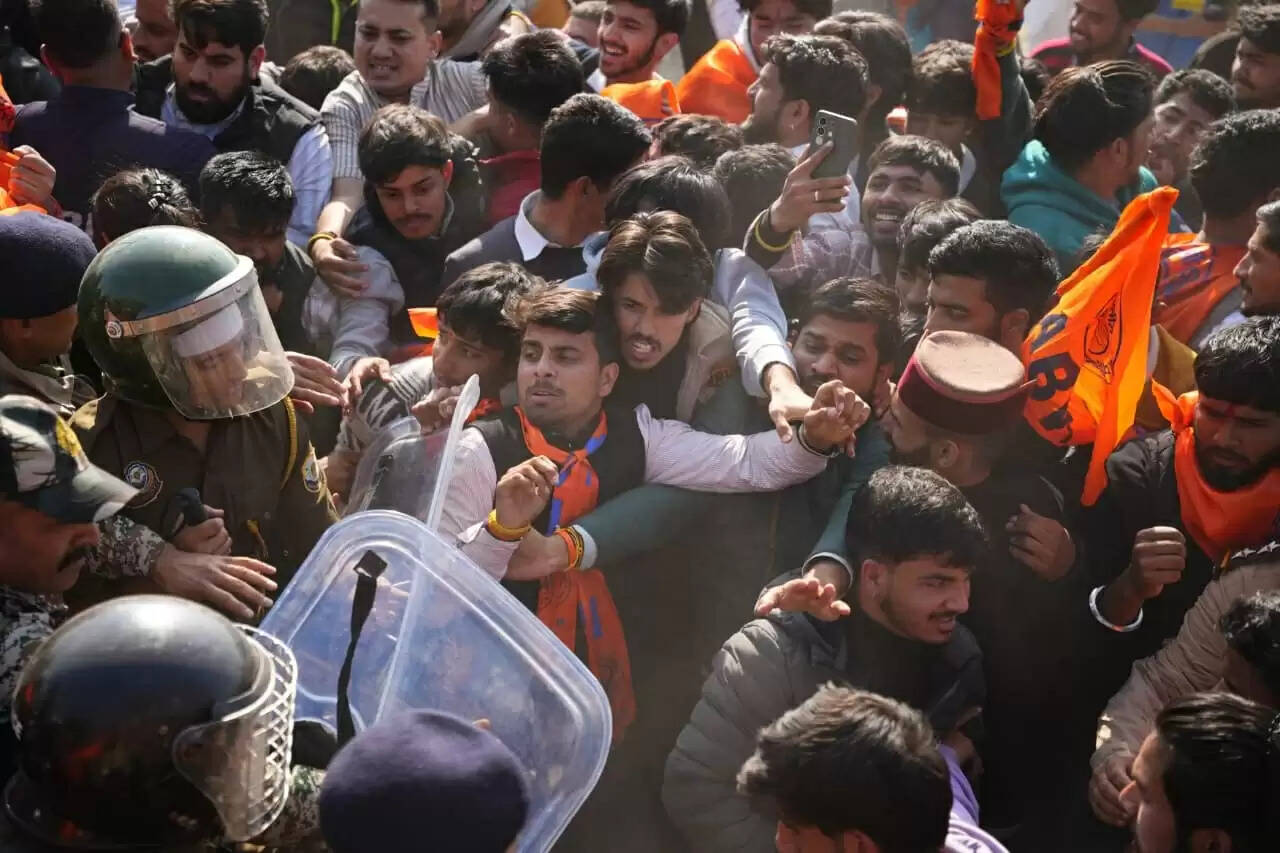 विधानसभा घेराव को जा रहे एवीबीपी कार्यकर्ताओं पर पुलिस का लाठीचार्ज, करीब एक दर्जन घायल