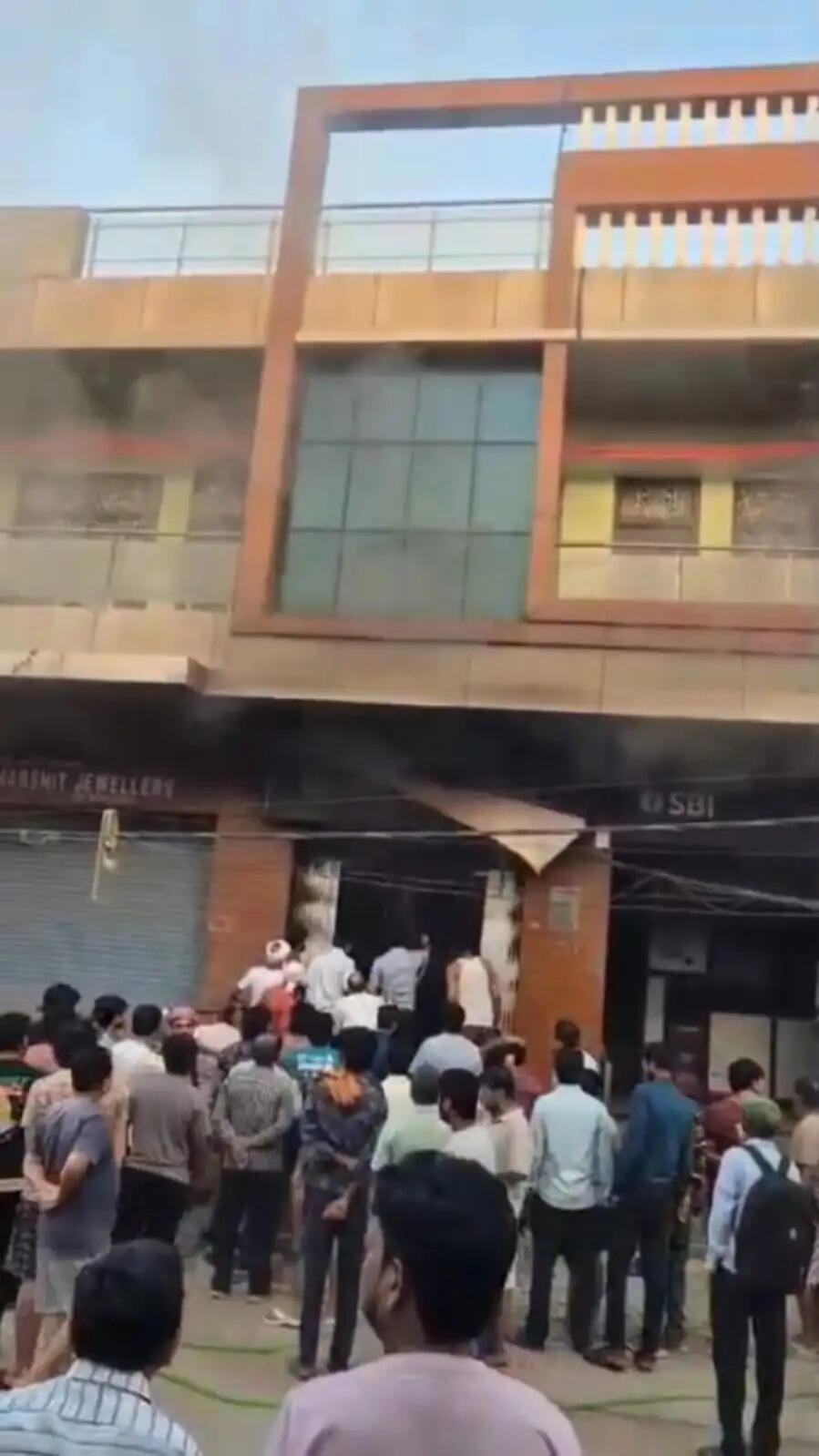 एसबीआई बैंक की शाखा में आग लगी