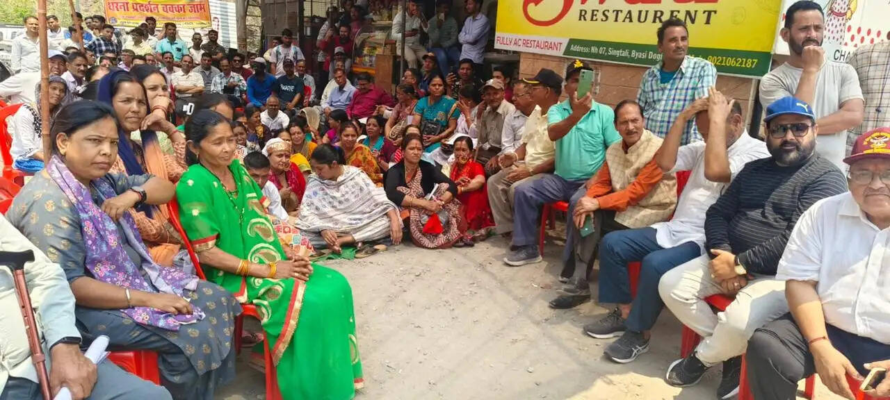 सिंगटाली मोटर पुल को लेकर विभिन्न संगठनों ने दिया धरना