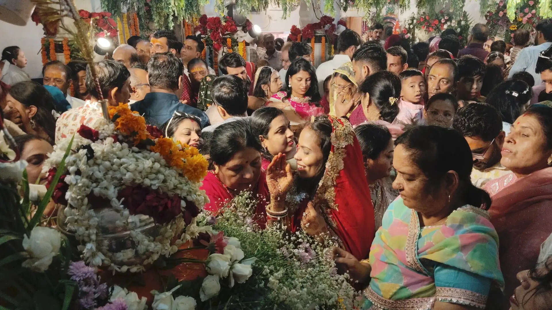 कलश यात्रा एवं मंगल गीतों से बताया मतदान का महत्व