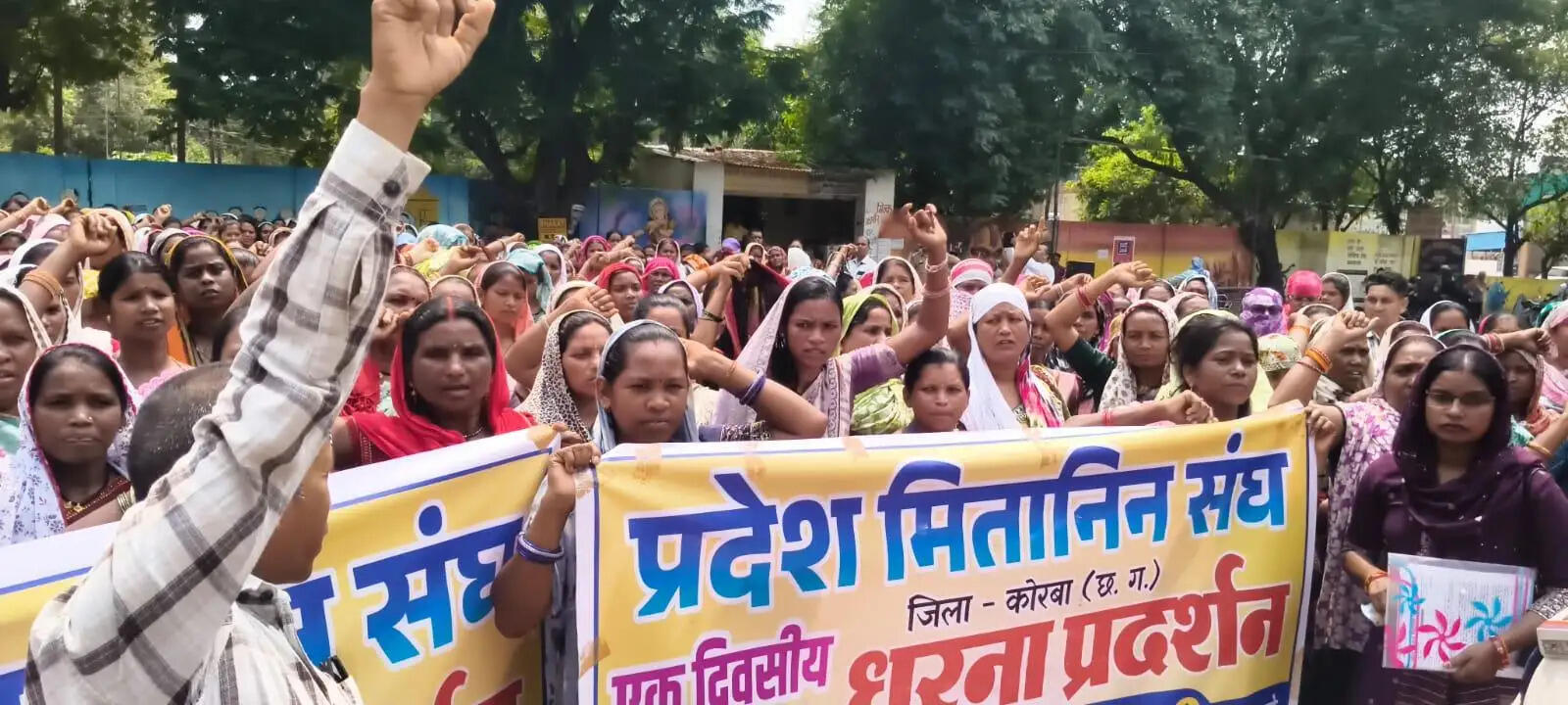 मोदी की गारंटी के वादे पूरे करने की मांग को लेकर कोरबा में मितानिनों का प्रदर्शन