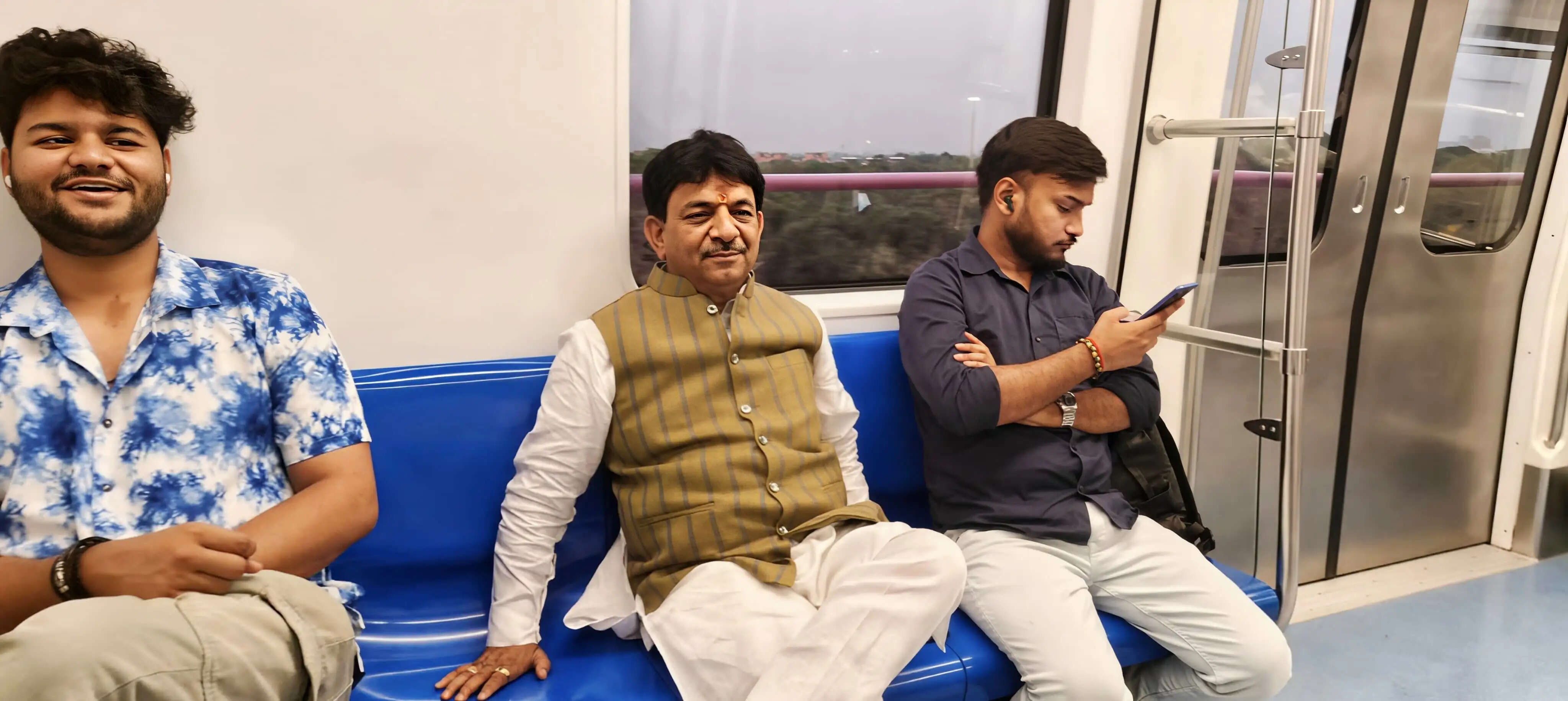 प्रधानमंत्री मोदी की अपील पर उप्र सरकार के मंत्री कपिल देव अग्रवाल ने सार्वजनिक परिवहन से किया सफर