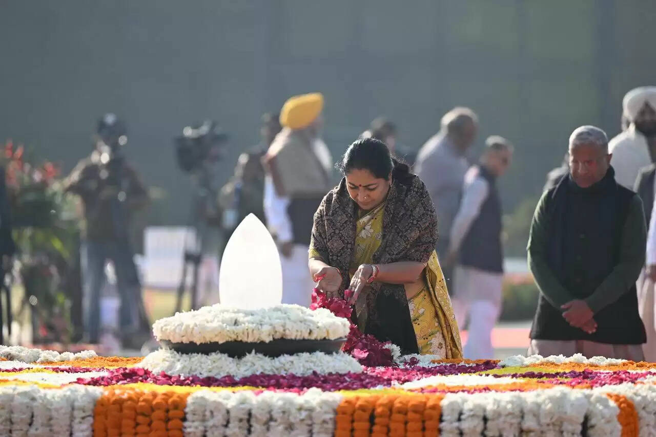 मुख्यमंत्री रेखा गुप्ता ने मेट्रो से यात्रा करके दी अटल बिहारी वाजपेयी को श्रद्धांजलि
