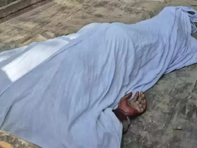 बस के टायर के नीचे आने से एक युवक की मौत