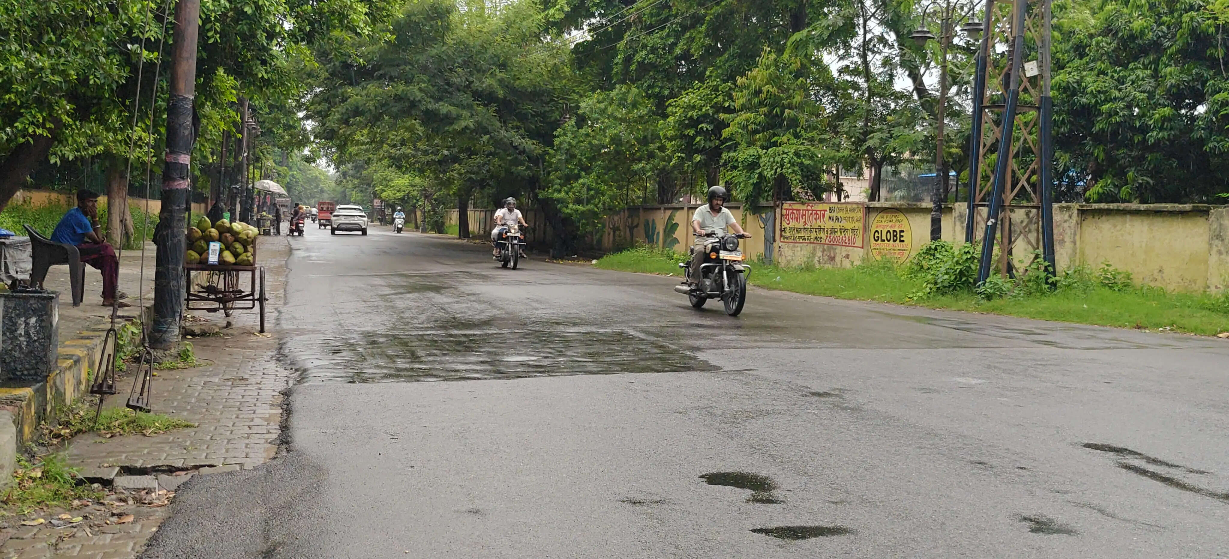 मुरादाबाद : बारिश ने बदला मौसम का मिजाज, गर्मी और उमस से लोगों को राहत