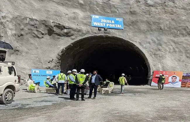 श्रीनगर-लेह राजमार्ग पर ज़ोजिला सुरंग का निर्माण कार्य पूरा होने के करीब
