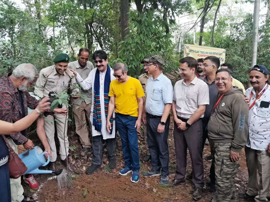 हिमाचल इंटरनेशनल फिल्म फैस्टीवल 2024 की स्मृति में फिल्म जगत से आए कलाकारों ने किया पौधारोपण