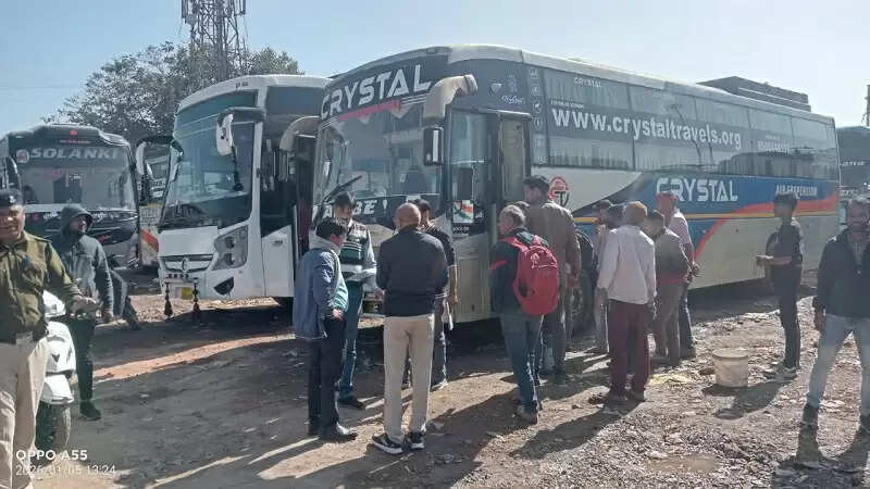 इंदौरः परिवहन विभाग की बड़ी कार्रवाई, सात बसें की गई जब्त, परमिट किए जाएगे निरस्त