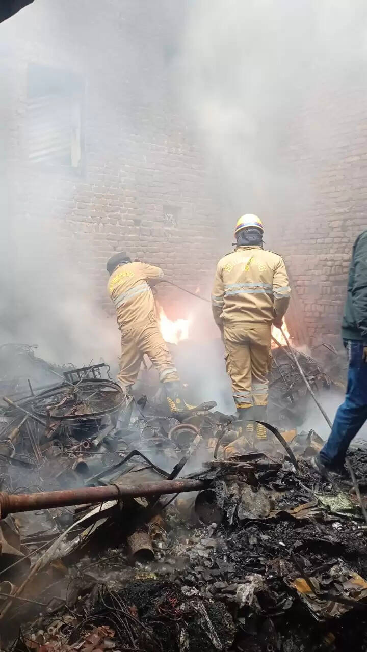जौनपुर: कबाड़ की दुकान में लगी आग से सात लाख का नुकसान