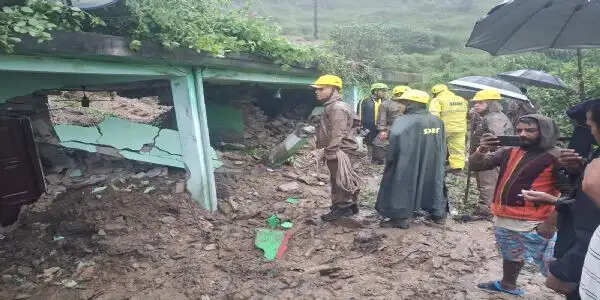 (अपडेट) अल्मोड़ा के वड्यूडा गांव में मलबे में दबे एक ही परिवार के तीन लोग,शव बरामद