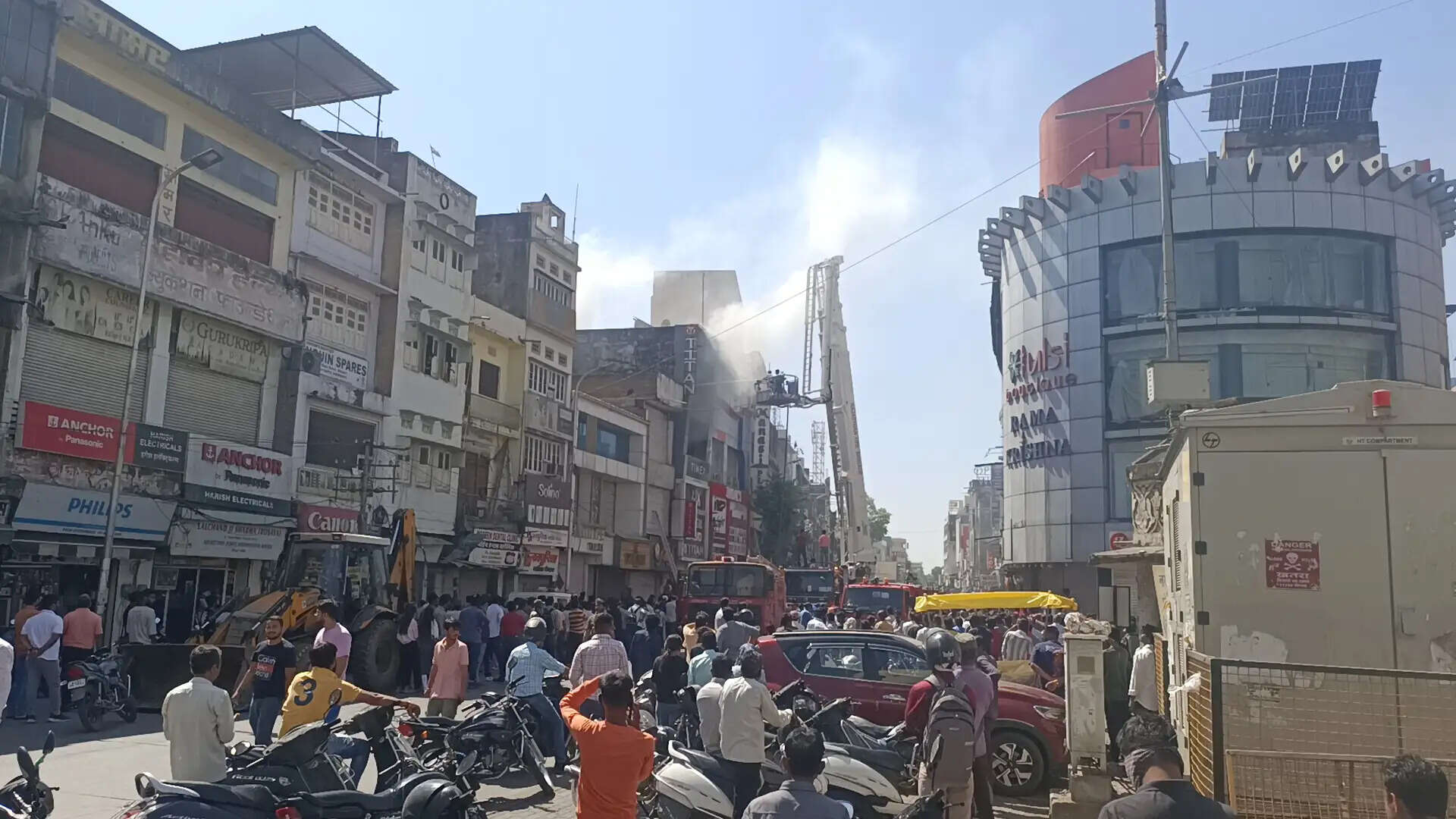 उदयपुर के बापू बाजार में भीषण आग, पांच मंजिला शोरूम जलकर खाक