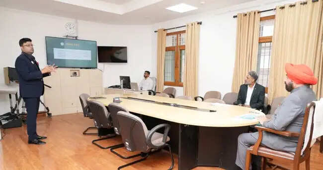 राज्यपाल&nbsp;से मिले&nbsp;तुलाज&nbsp;इंस्टीट्यूट के वाइस चेयरमैन