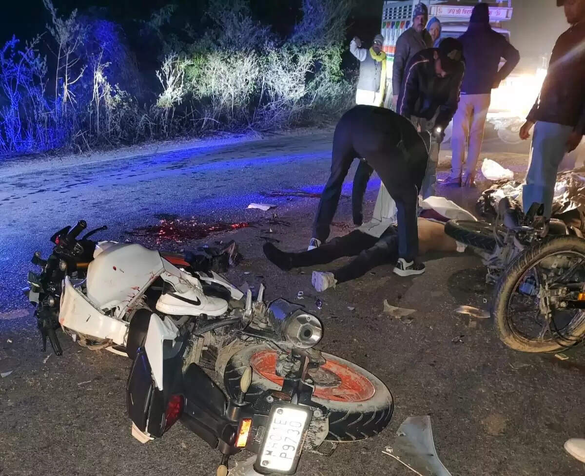 बाइकों की आपस में टक्कर के बाद ट्रक ने रौंदा, दो युवकों की मौके पर मौत