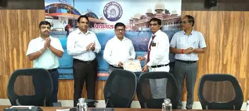 मण्डल रेल प्रबंधक ने संरक्षा कार्य के लिए 14 कर्मचारियों को किया पुरस्कृत