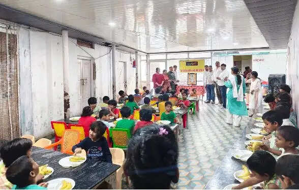 बेसहारा बच्चों की सेवा से बड़ी कोई सेवा नहीं : मनीष शुक्ला