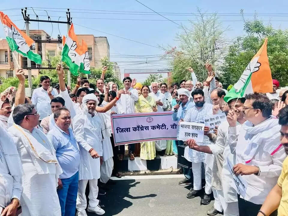 नेशनल हेराल्ड मामले में कांग्रेस का धरना प्रदर्शन