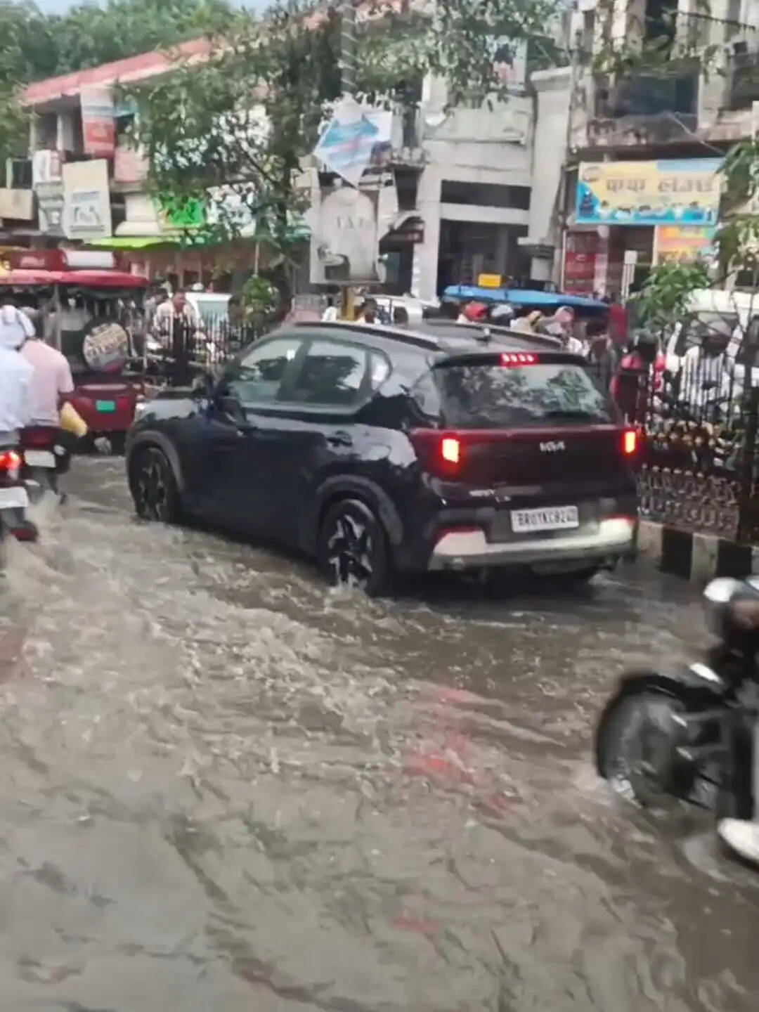 हल्की बारिश में खुली छपरा नगर निगम की पोल, घुटने भर पानी से जनजीवन बेहाल