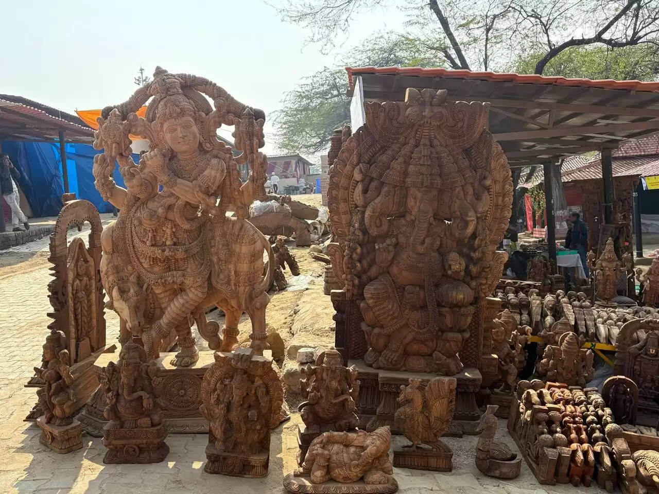 फरीदाबाद : मेले में तिरुपति बालाजी से आए फूला चंदू की मूर्तियां बनी आकर्षण का केंद्र