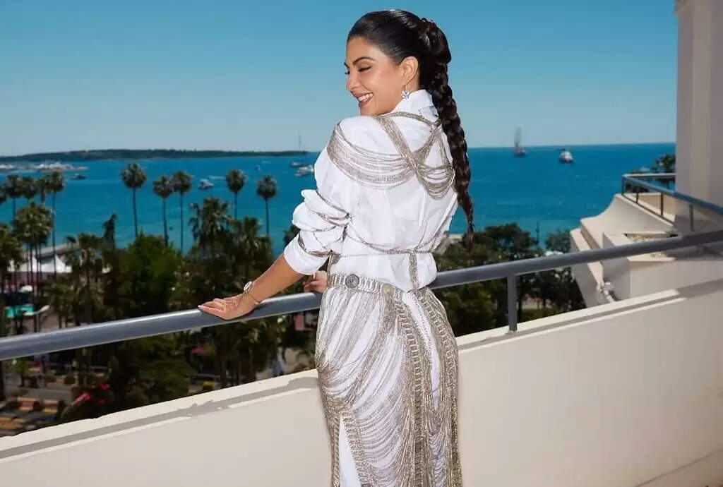 कान्स में 'वुमन इन सिनेमा' के मंच पर चमकीं जैकलीन फर्नांडिस