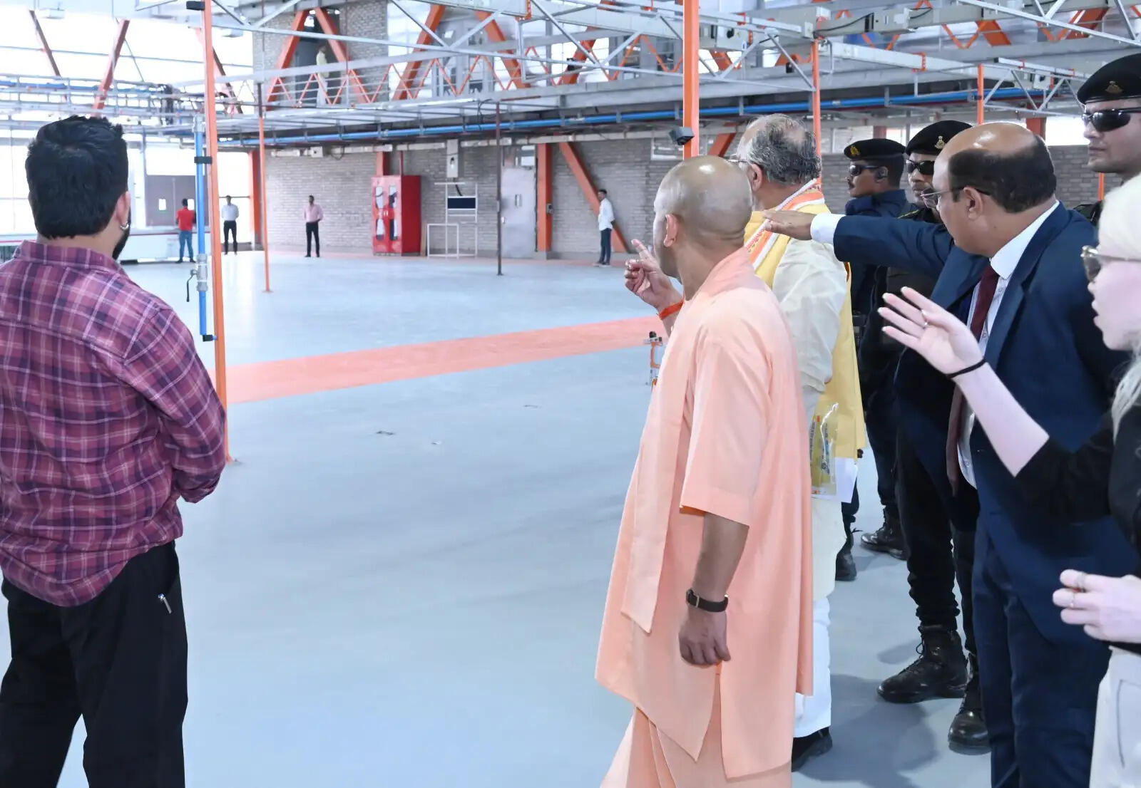 वाराणसी : मुख्यमंत्री योगी ने अरविंद मिल के लोकार्पण की तैयारियों का लिया जायजा