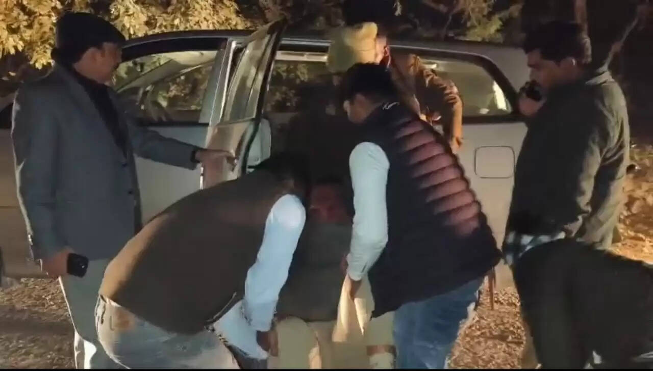 अमेठी सांसद का मानवीय कदम, घायल सिपाही को अपनी गाड़ी से पहुंचाया अस्पताल