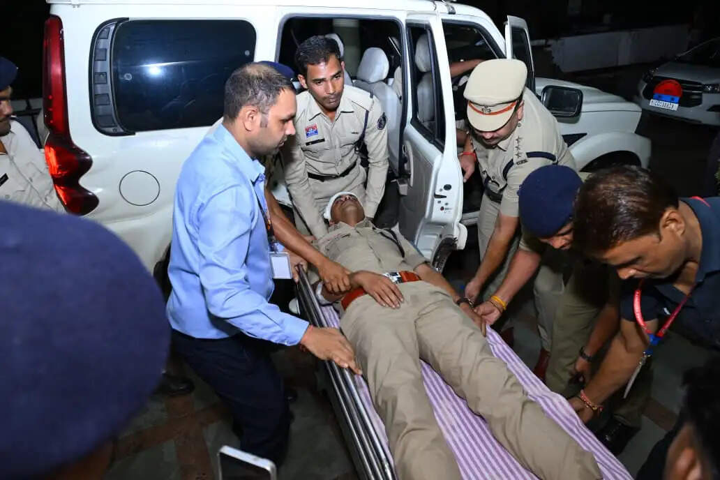 पुलिस कमिश्नर संजीव शुक्ला ने अस्पताल पहुंचकर घायल पुलिस जवानों का जाना हाल