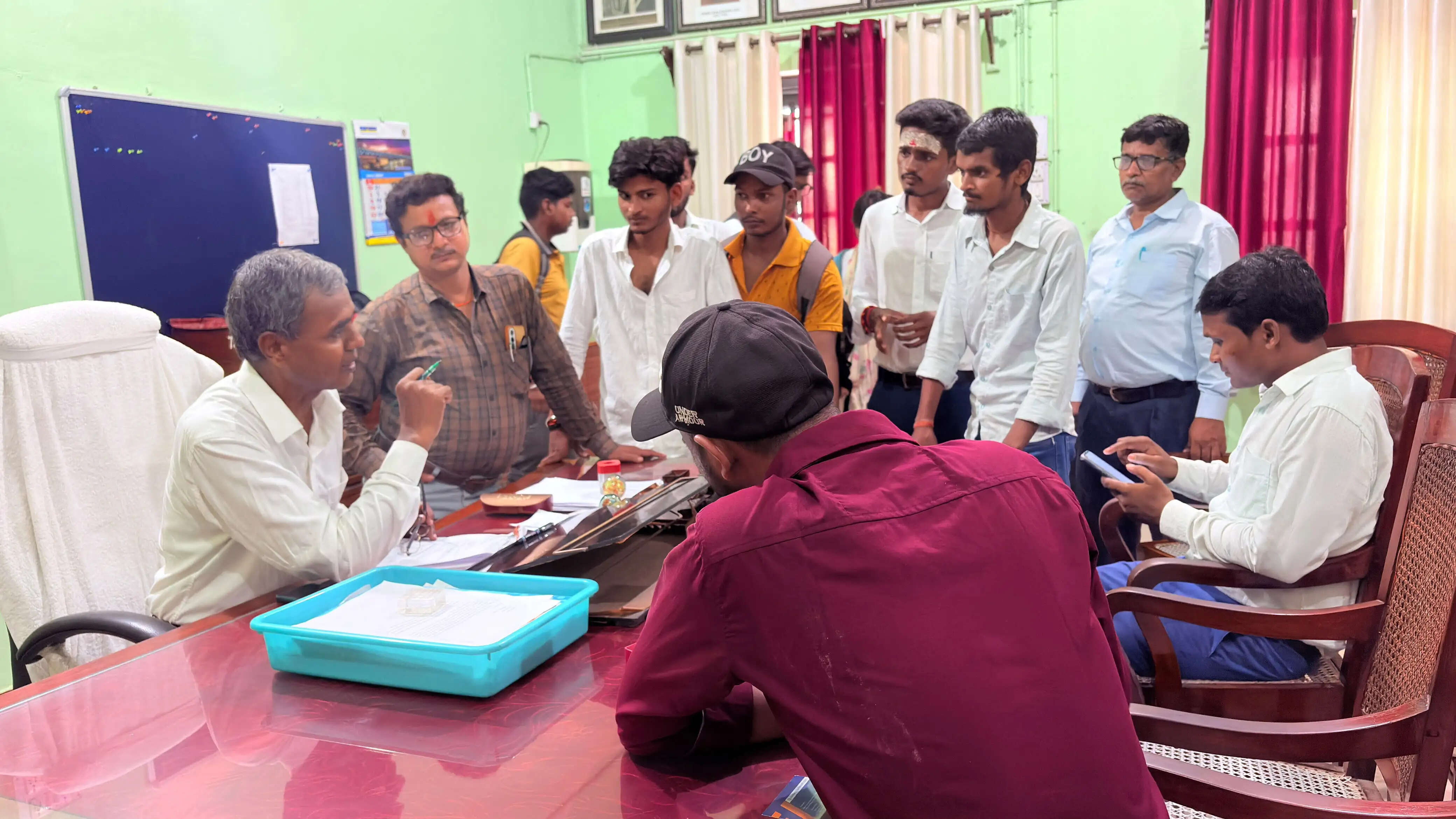 टी.एन.बी. कॉलेज की बदहाल व्यवस्था के खिलाफ छात्रों का आंदोलन
