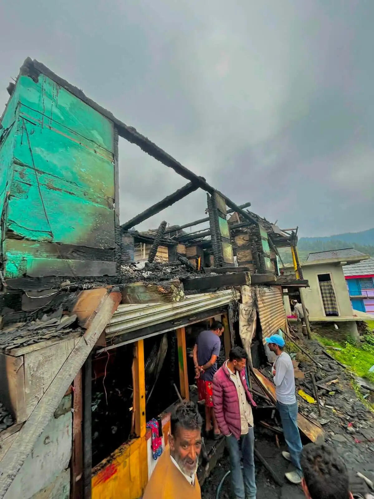 मंडी में 12 कमरों का मकान जलकर राख, 80 लाख से अधिक का नुक्सान