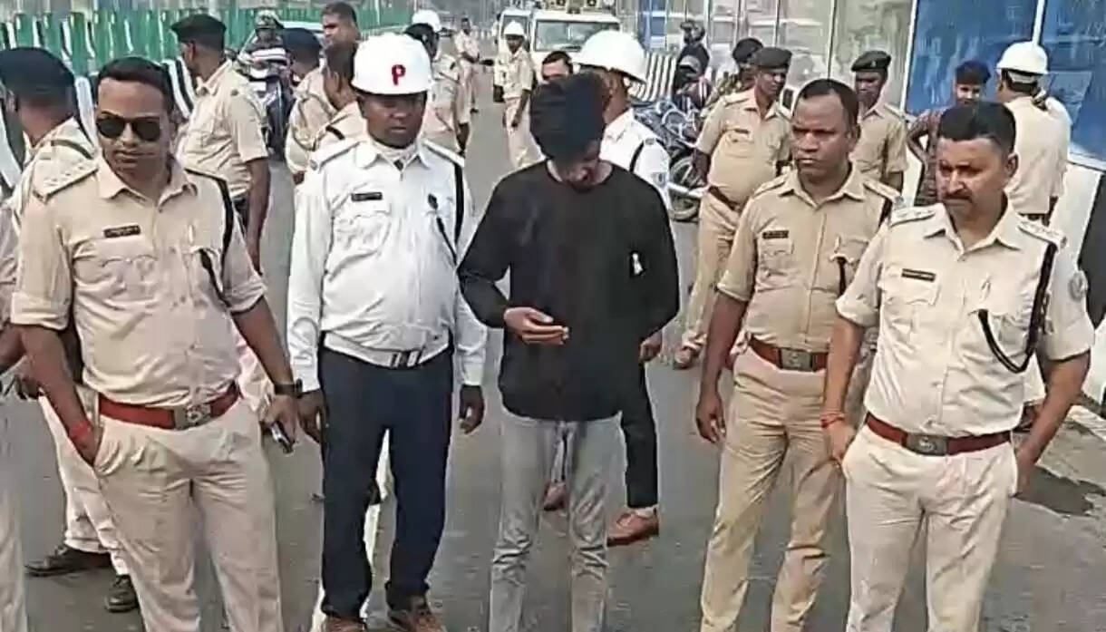 स्टंट करने वाले युवक को पुलिस ने सिरमटोली फ्लाईओवर पर कराया परेड