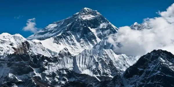 इतिहास के पन्नों में 29 मई : जब मानव ने दुनिया की सबसे ऊंची चोटी एवरेस्ट पर पहली बार फहराई विजय पताका