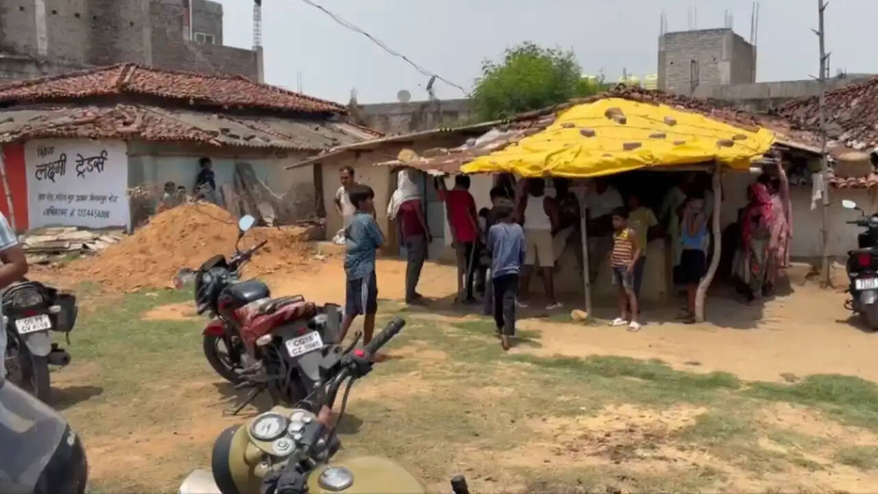 अंबिकापुर : सुबह काम पर निकला पति, इधर कमरे में मिली पत्नी की अर्धनग्न लाश, पुलिस जांच में जुटी