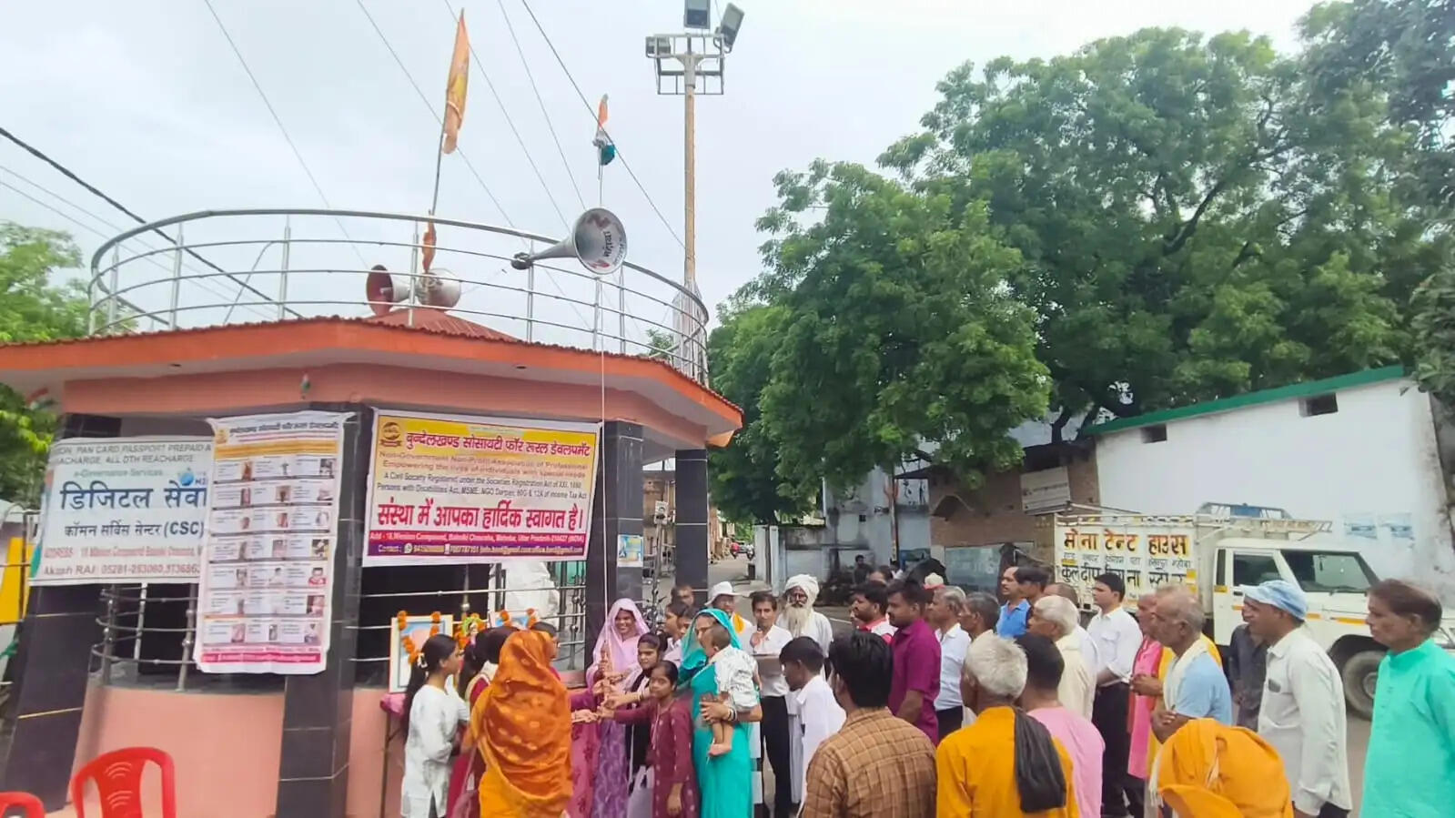 महिलाओं और दिव्यांगों ने मिलकर फहराया तिरंगा, दिया समानता का संदेश