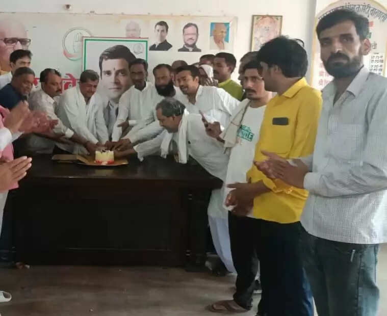 देश में मोहब्बत का पैगाम देने वाले राहुल गांधी का जन्मदिन कार्यकर्ताओं ने मनाया