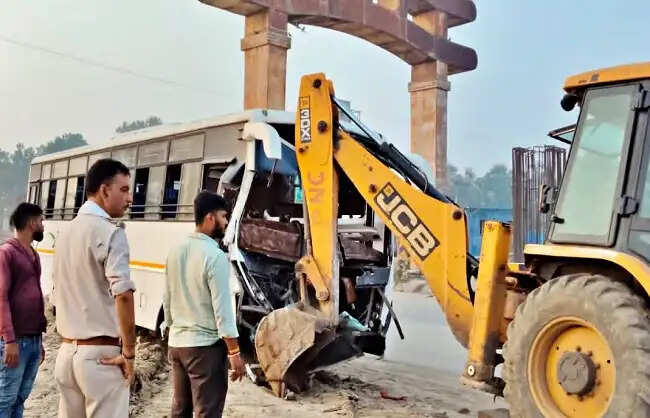 बक्सर में ट्रक से टकराई केरल के तीर्थयात्रियों की बस, 23 घायल