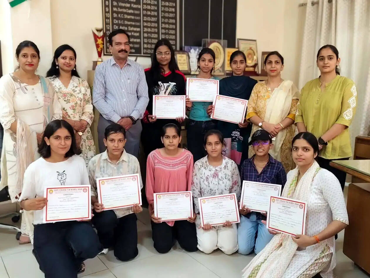 हिसार : महिला काॅलेज में छात्राओं ने उद्यमिता, स्टार्टअप व सरकारी योजनाओं से जुड़ी जानकारी ली