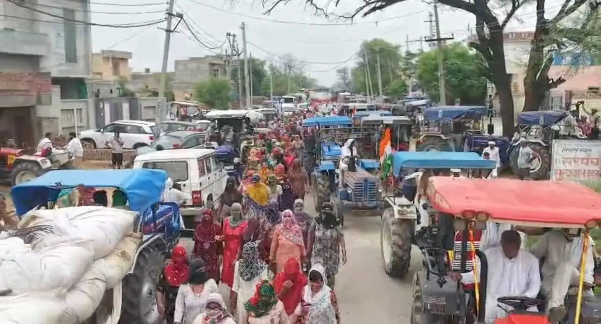 हांसी : चानौत में ग्रामीणों ने बनाई दो किलोमीटर लंबी मानव श्रृंखला बनाई