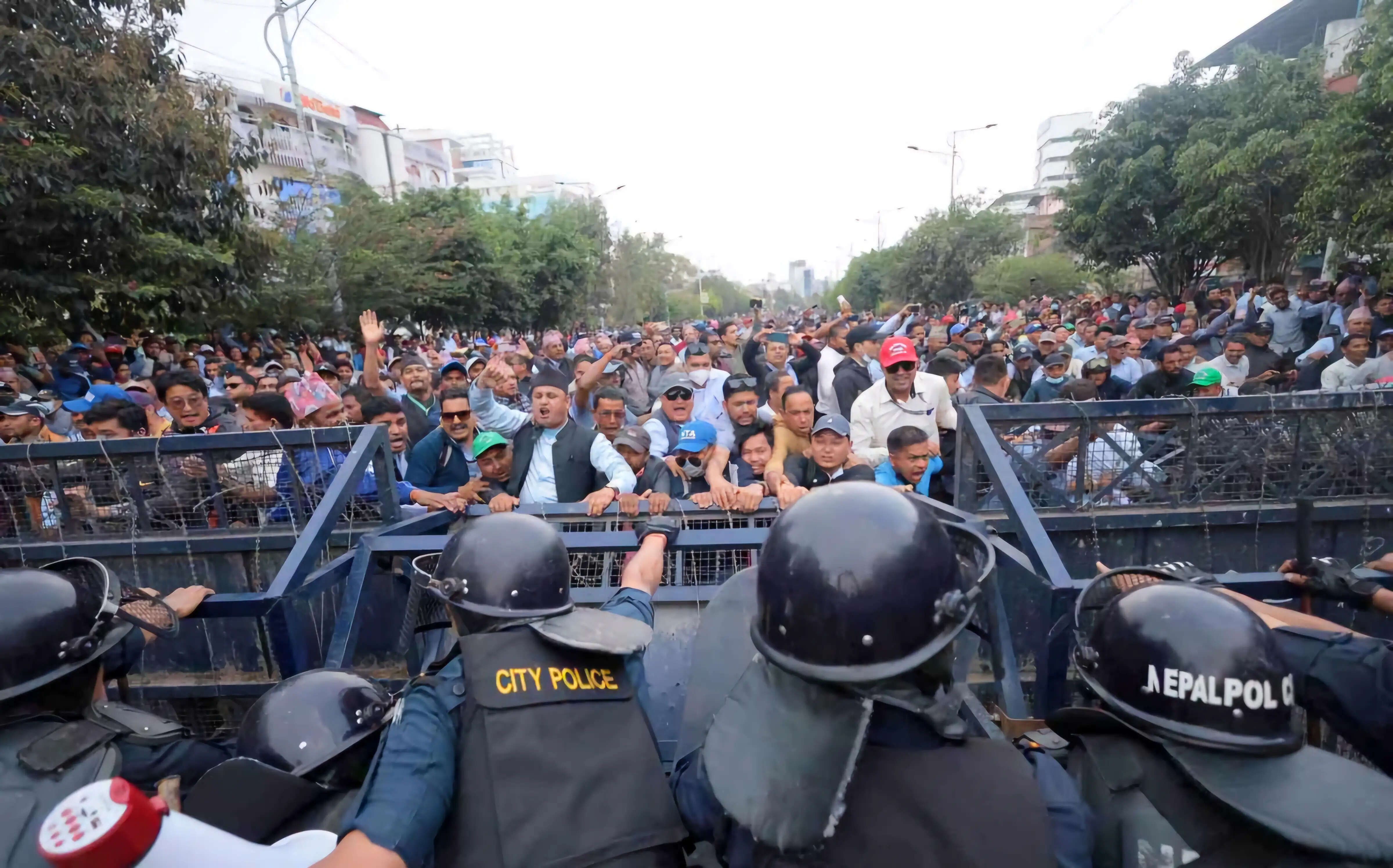 नेपाल : पुलिस के साथ हड़ताली शिक्षकों की हिंसक झड़प, 63 शिक्षक घायल